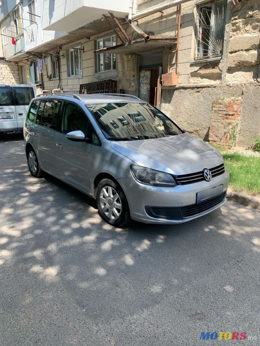 2010' Volkswagen Touran photo #2