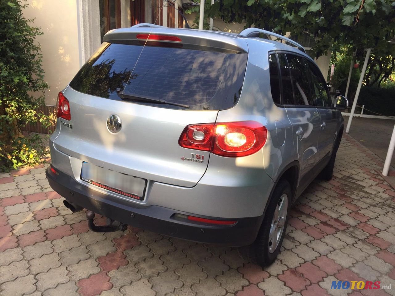 2010' Volkswagen Tiguan photo #2