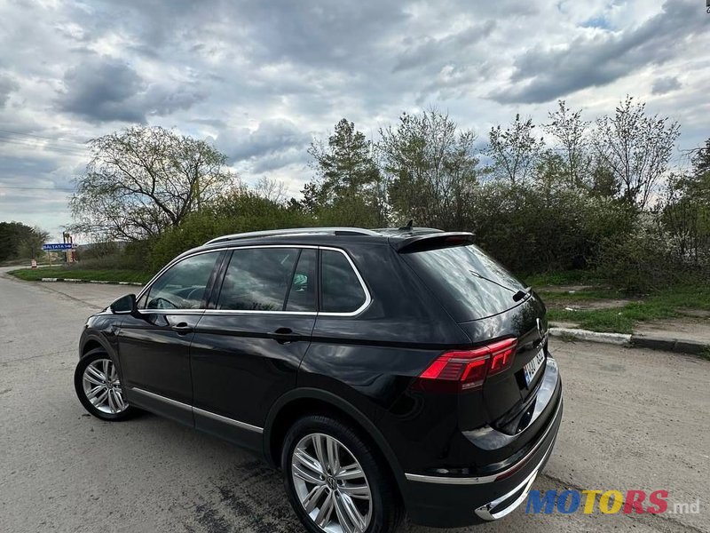 2021' Volkswagen Tiguan photo #6
