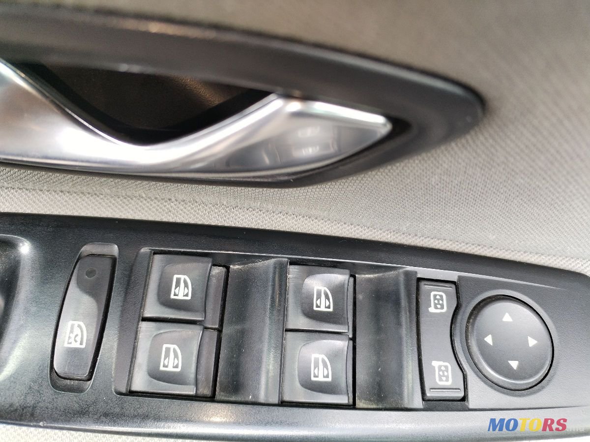 2011' Renault Megane photo #6