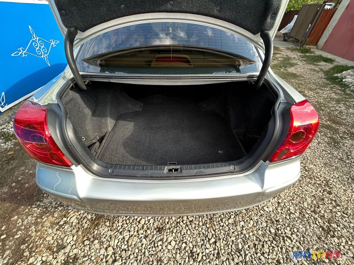 2005' Toyota Avensis photo #6