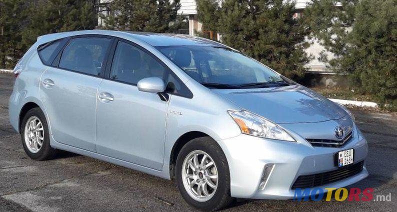 2013' Toyota Prius v photo #1