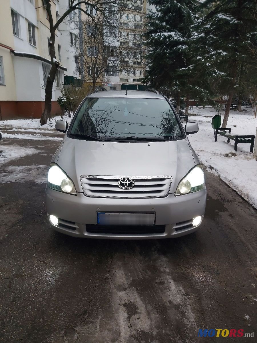 2002' Toyota Avensis Verso photo #1