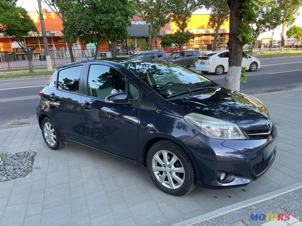 2011' Toyota Yaris photo #3