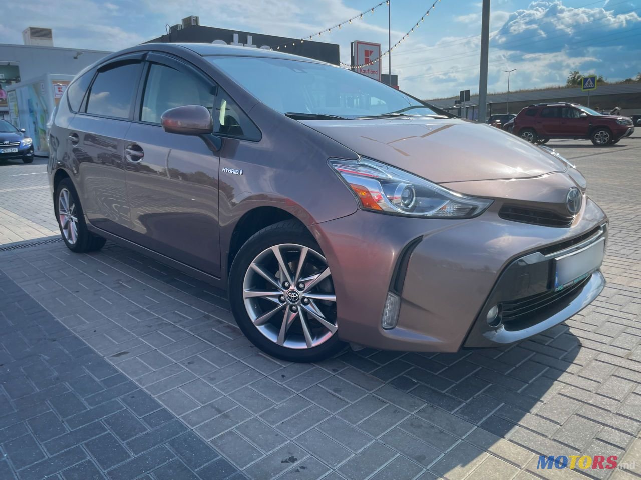 2016' Toyota Prius v photo #5