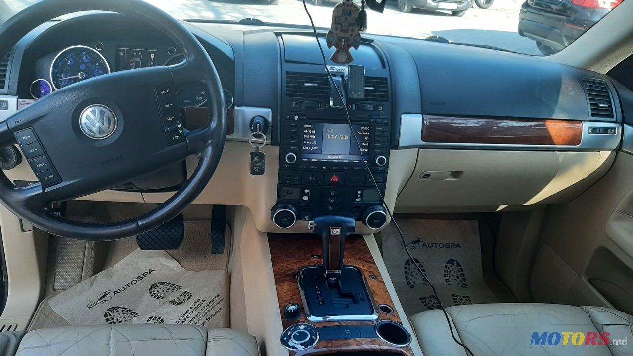 2004' Volkswagen Touareg photo #5