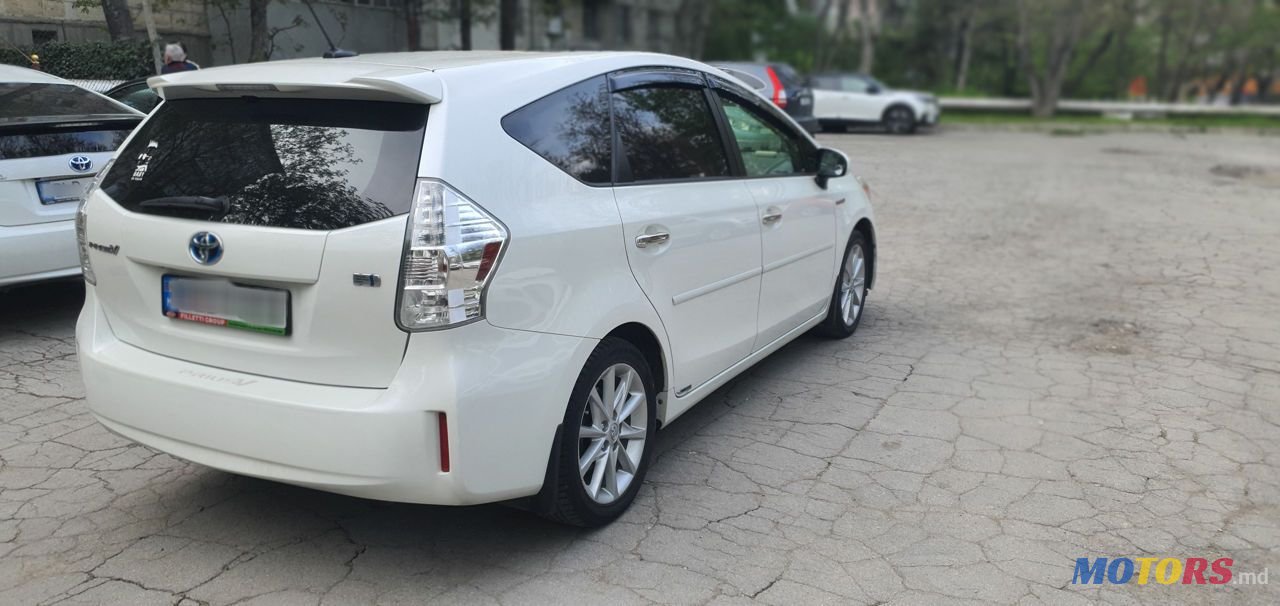 2012' Toyota Prius v photo #3