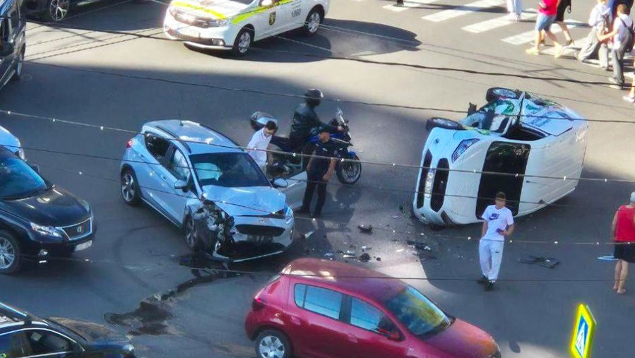 ДТП в Кишиневе: один из автомобилей перевернулся