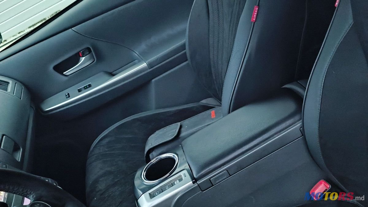 2012' Toyota Prius v photo #6