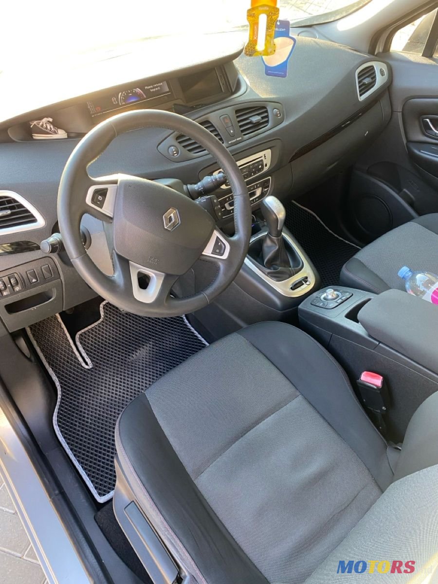 2012' Renault Grand Scenic photo #5