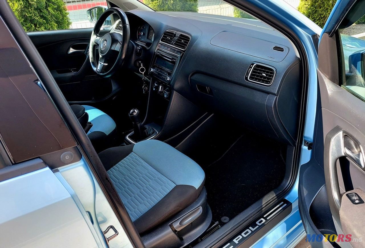 2011' Volkswagen Polo photo #6