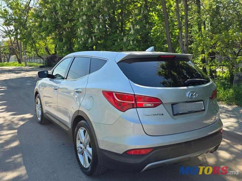 2012' Hyundai Santa Fe photo #3