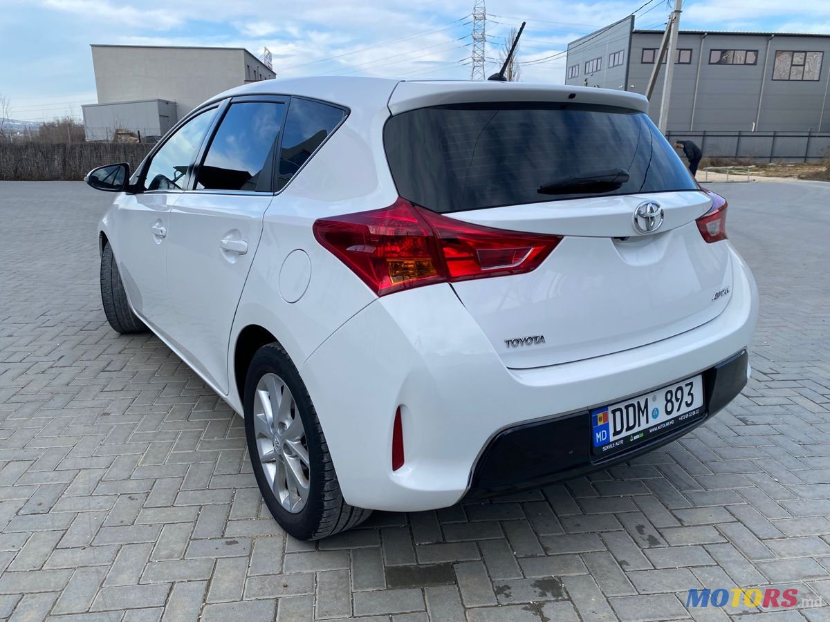 2013' Toyota Auris photo #4