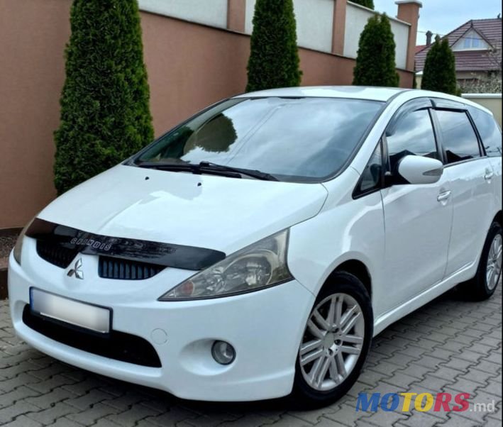 2008' Mitsubishi Grandis photo #2