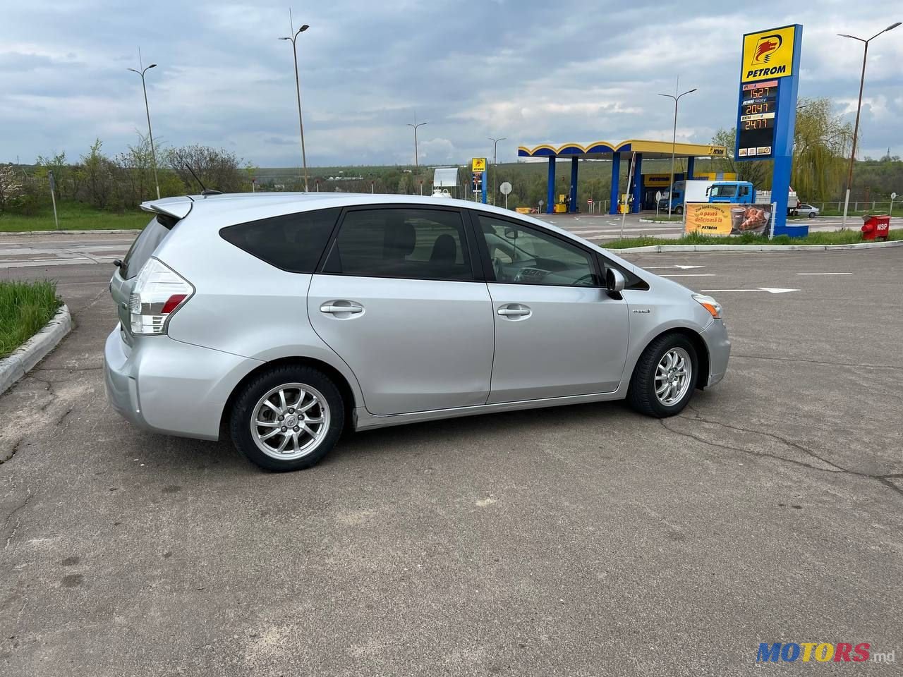 2013' Toyota Prius v photo #3