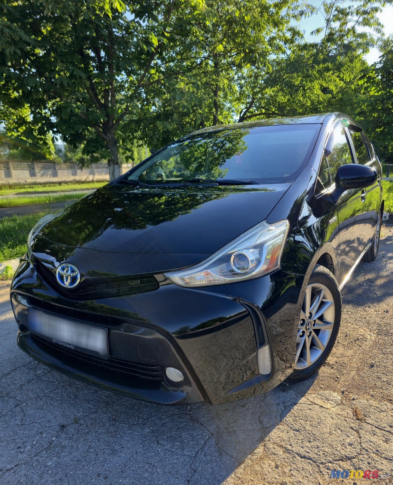 2017' Toyota Prius v photo #1