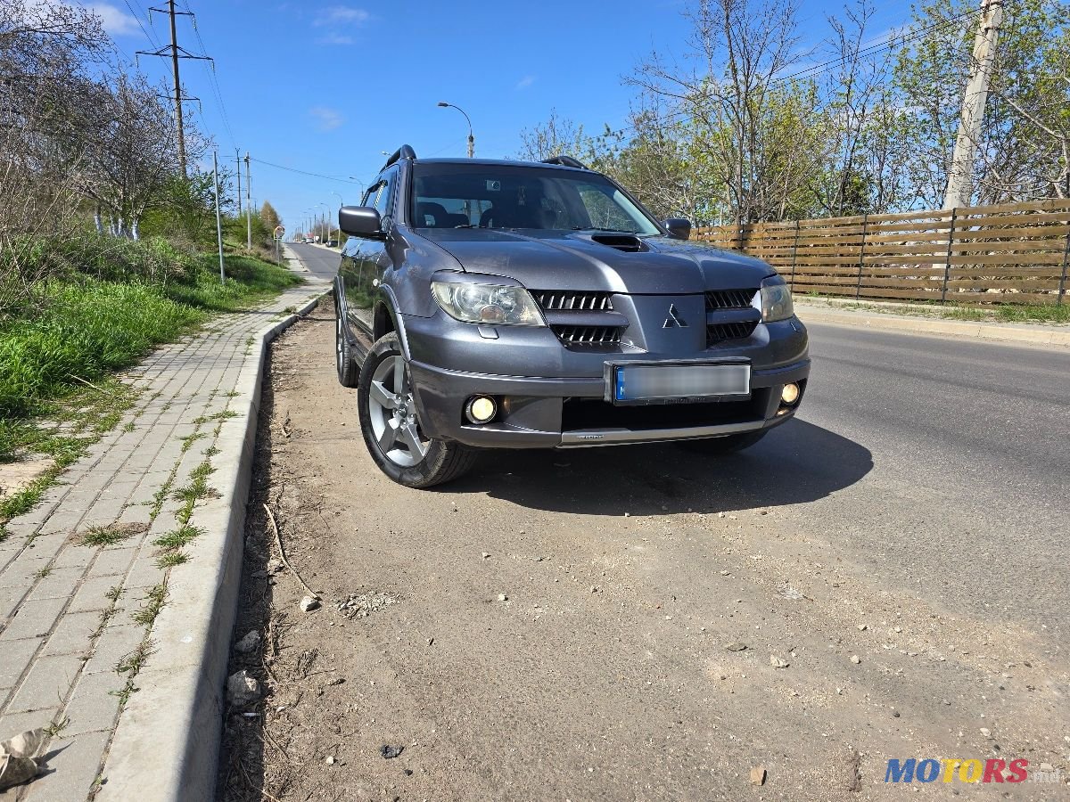 2005' Mitsubishi Outlander photo #2