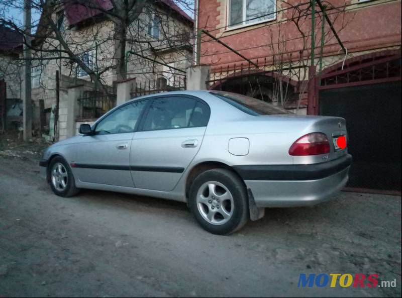 2002' Toyota Avensis photo #1