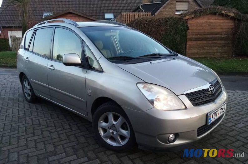 2004' Toyota Corolla Verso photo #1