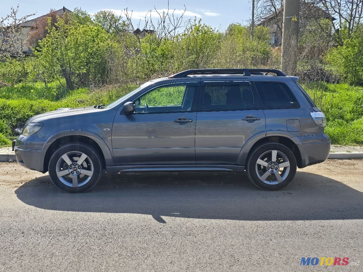 2005' Mitsubishi Outlander photo #5