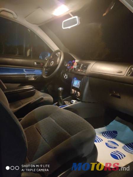 2001' Volkswagen Golf photo #3