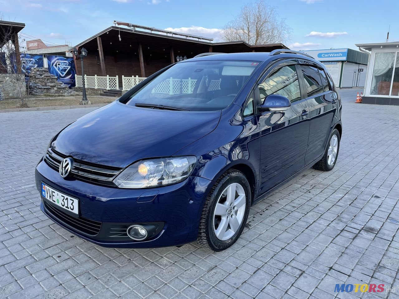 2011' Volkswagen Golf photo #1