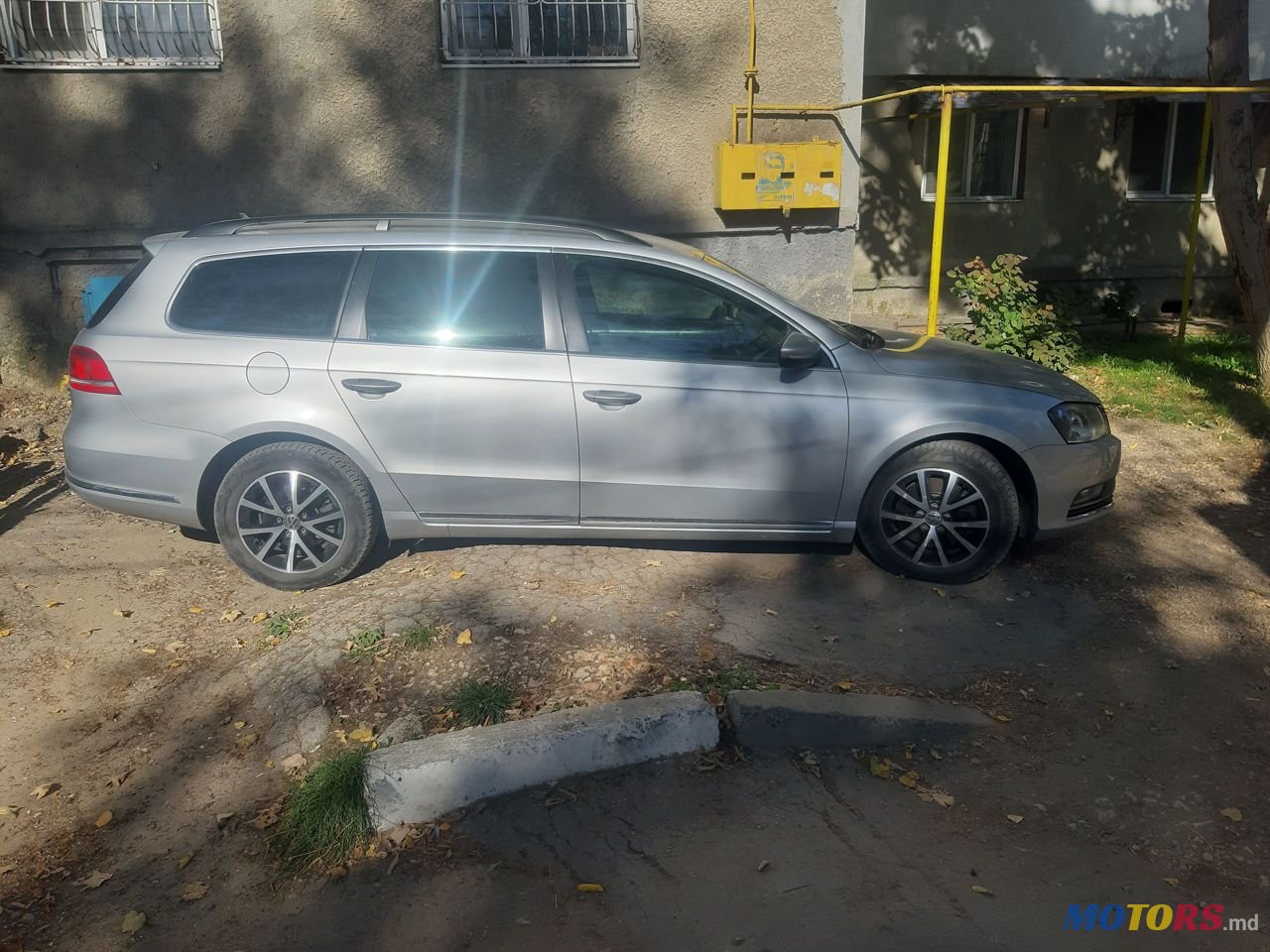 2011' Volkswagen Passat photo #2