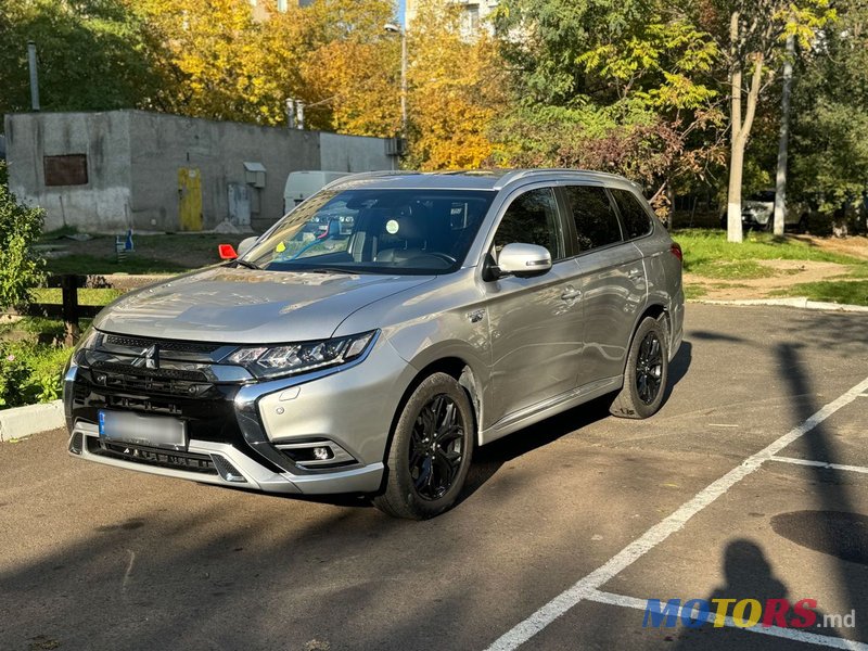 2018' Mitsubishi Outlander photo #2