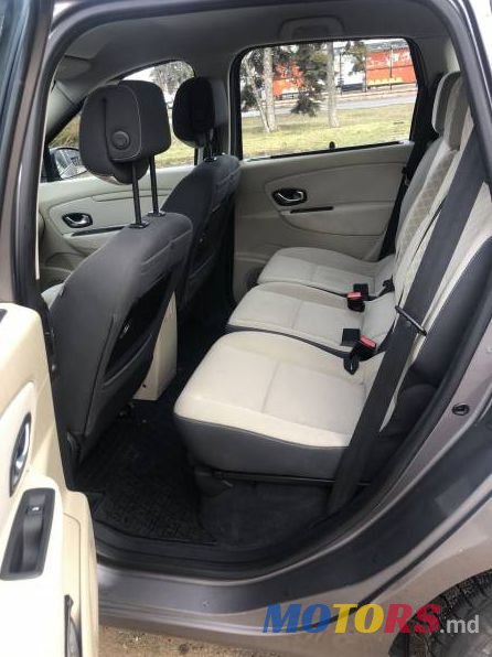 2010' Renault Scenic photo #3