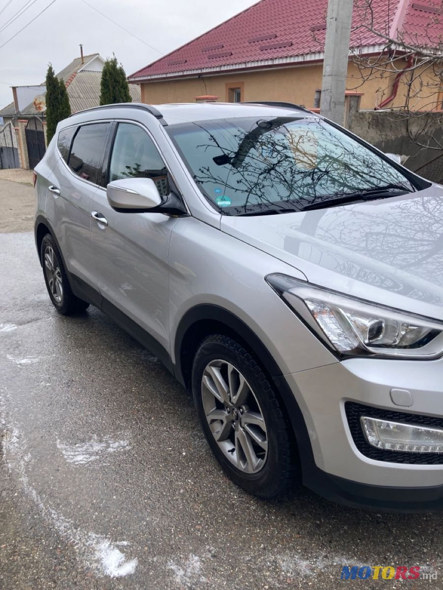 2012' Hyundai Santa Fe photo #3