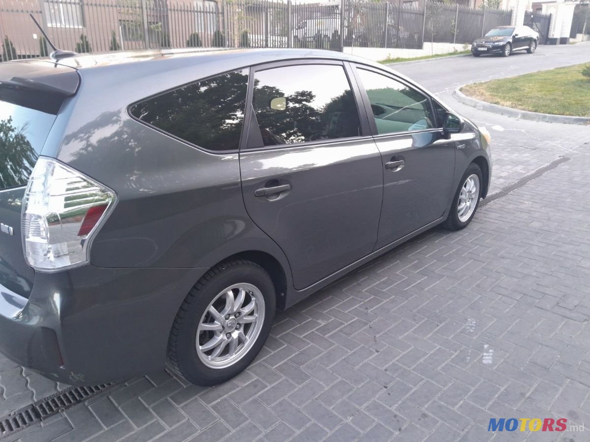2014' Toyota Prius V photo #5