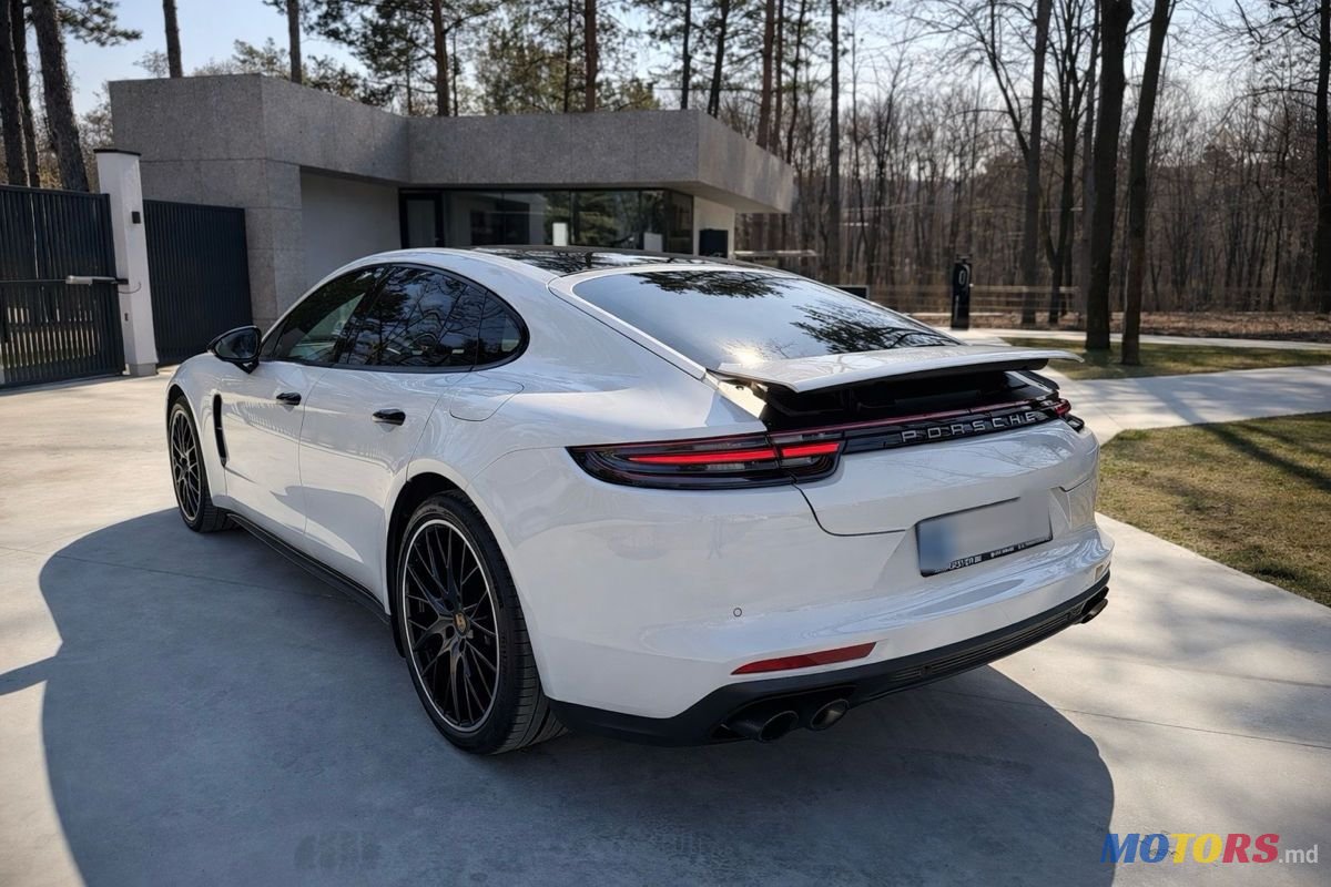 2017' Porsche Panamera photo #2