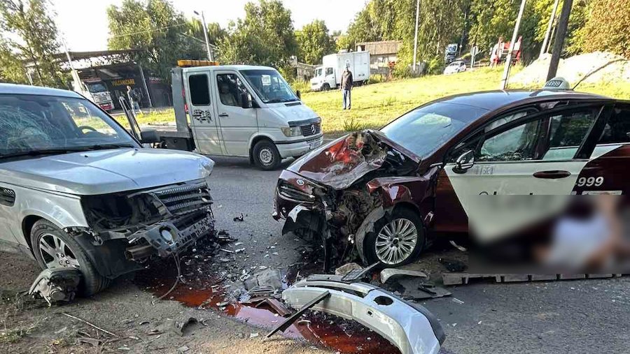 Impact violent în intersecția străzilor Muncești cu Băcioii Noi: Patru persoane au fost luate la spital