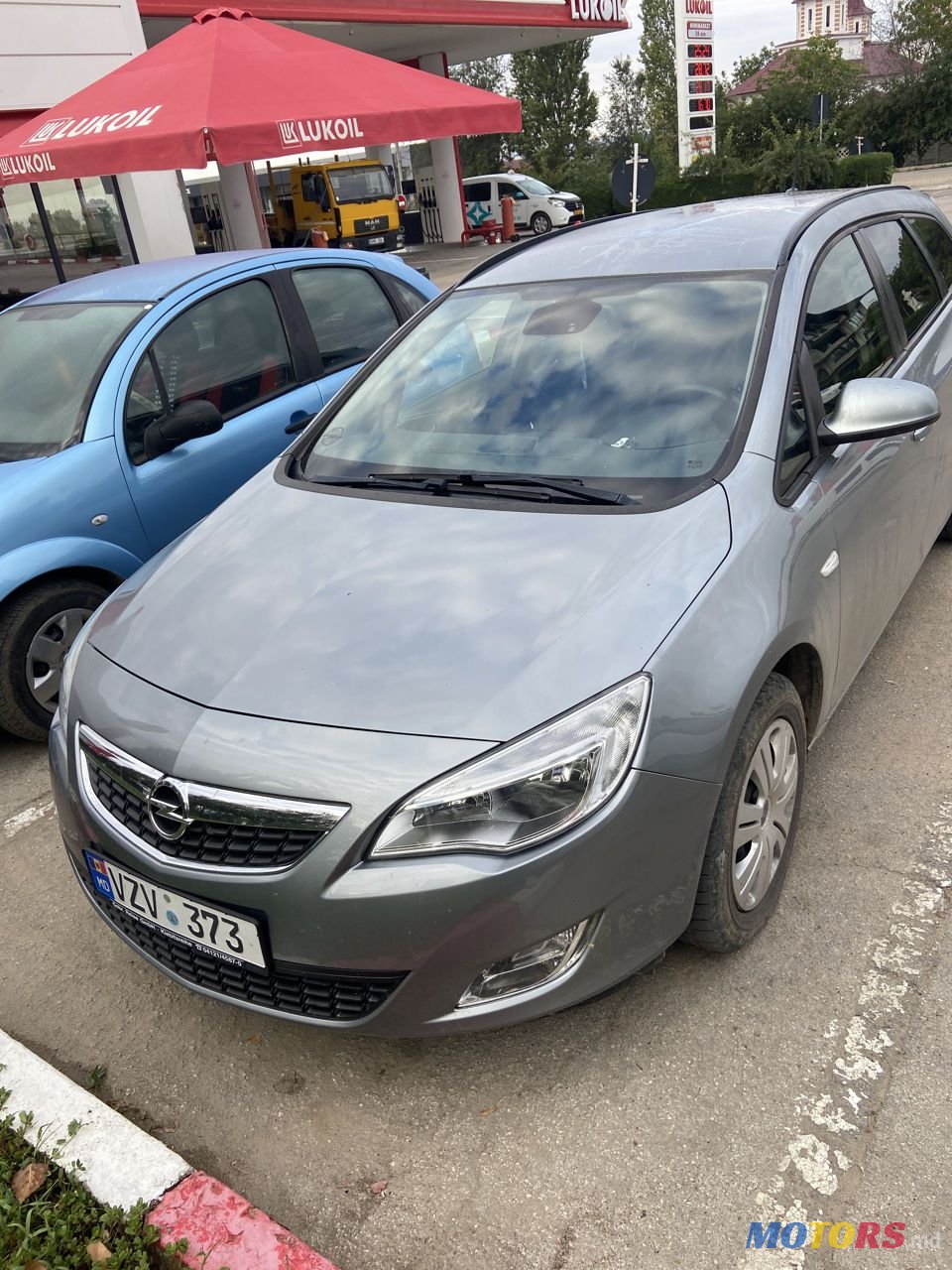 2011' Opel Astra photo #1