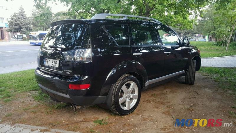 2008' Mitsubishi Outlander XL photo #2