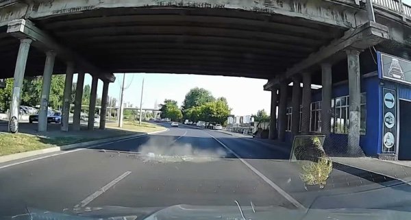 A căzut o bucată de beton de pe podul din str. Ismail. Primăria spune că acesta va fi reabilitat