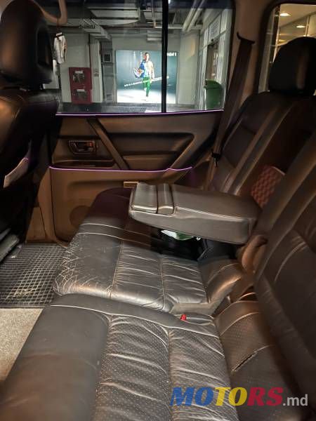 2002' Mitsubishi Pajero photo #4