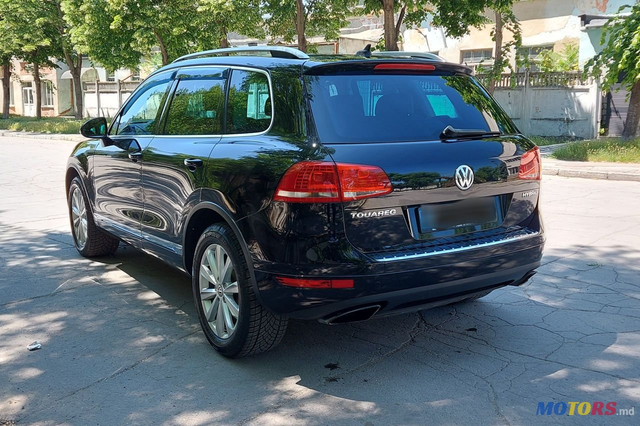 2011' Volkswagen Touareg photo #4