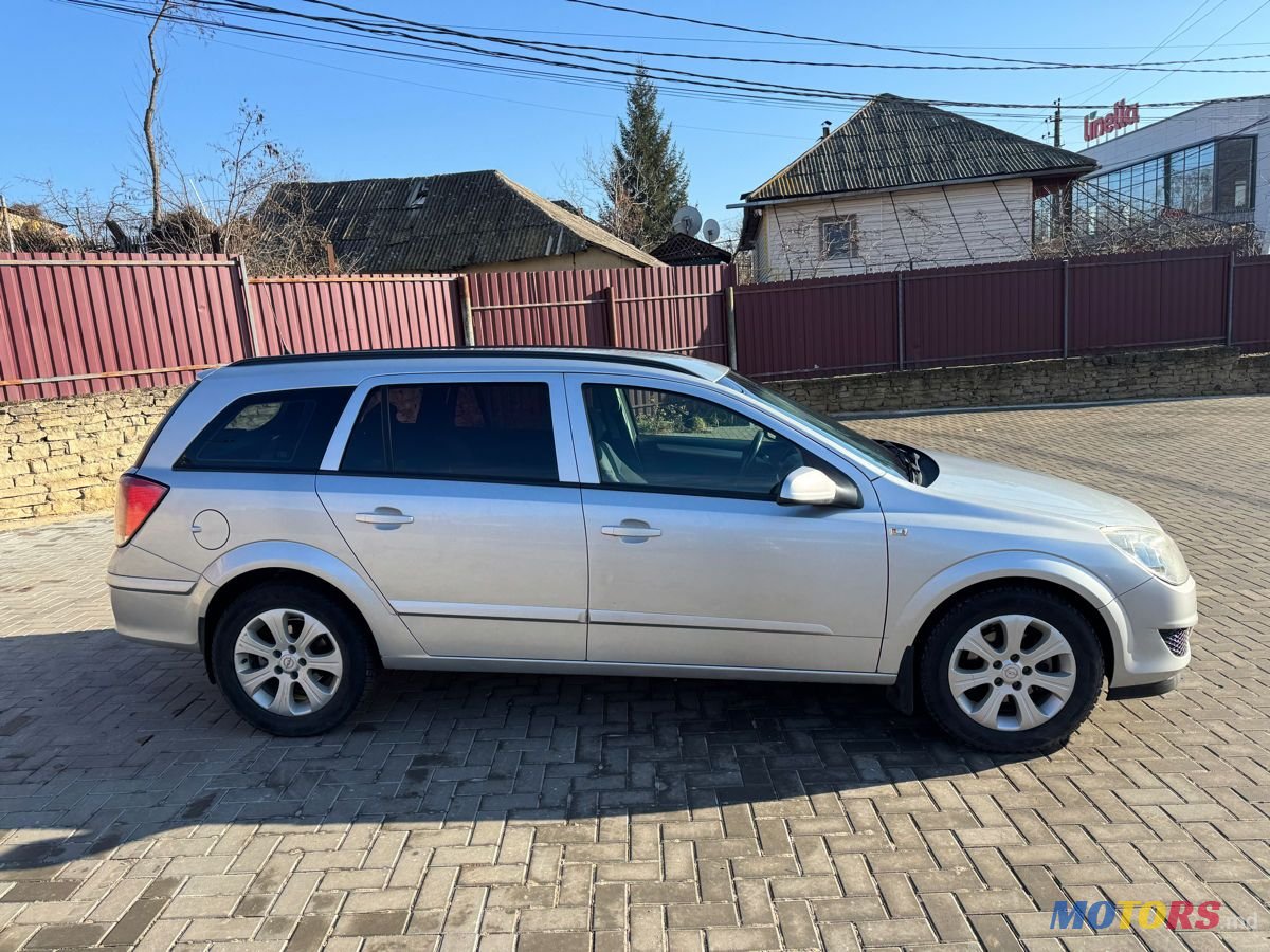 2008' Opel Astra photo #1