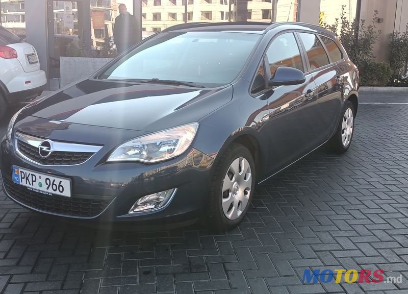 2011' Opel Astra photo #2