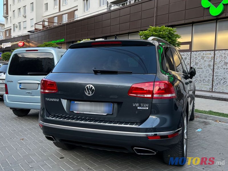 2016' Volkswagen Touareg photo #2