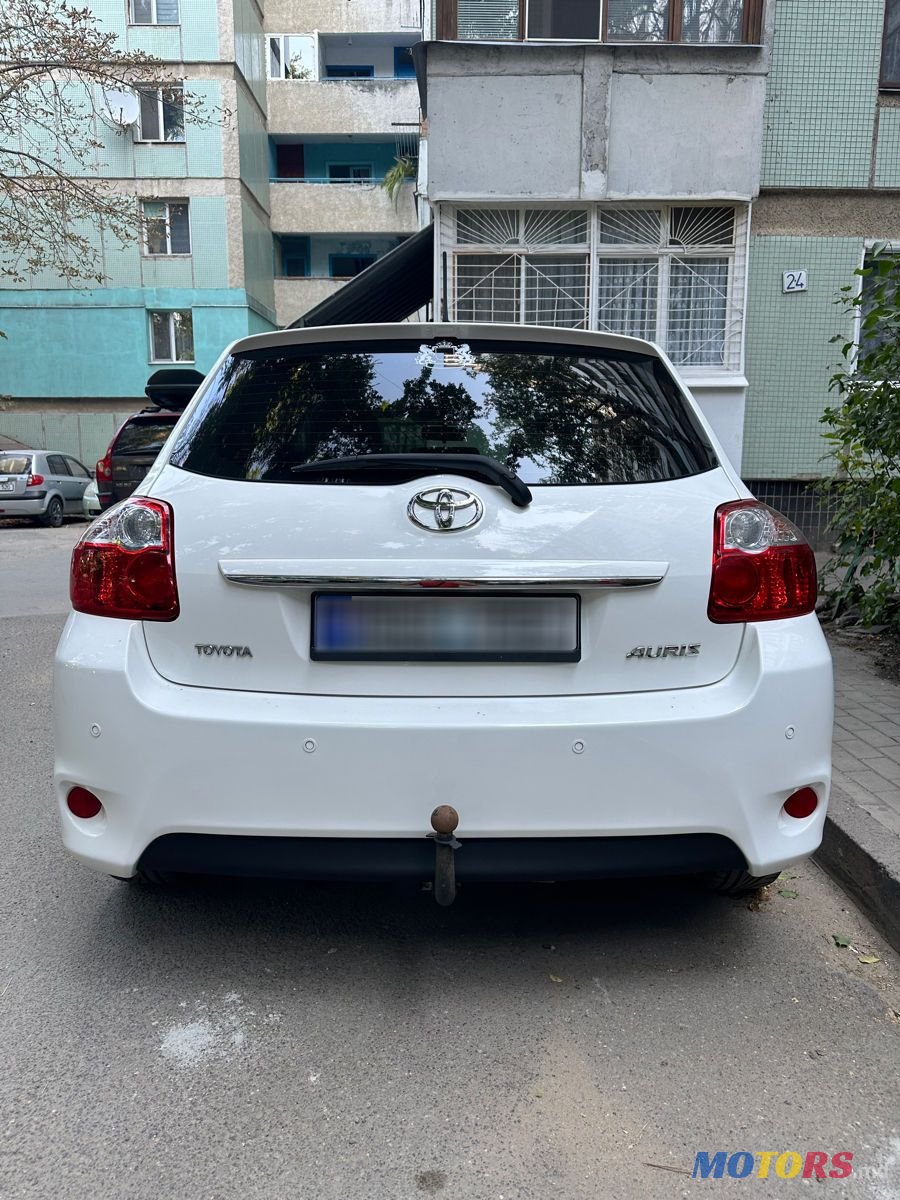 2011' Toyota Auris photo #2