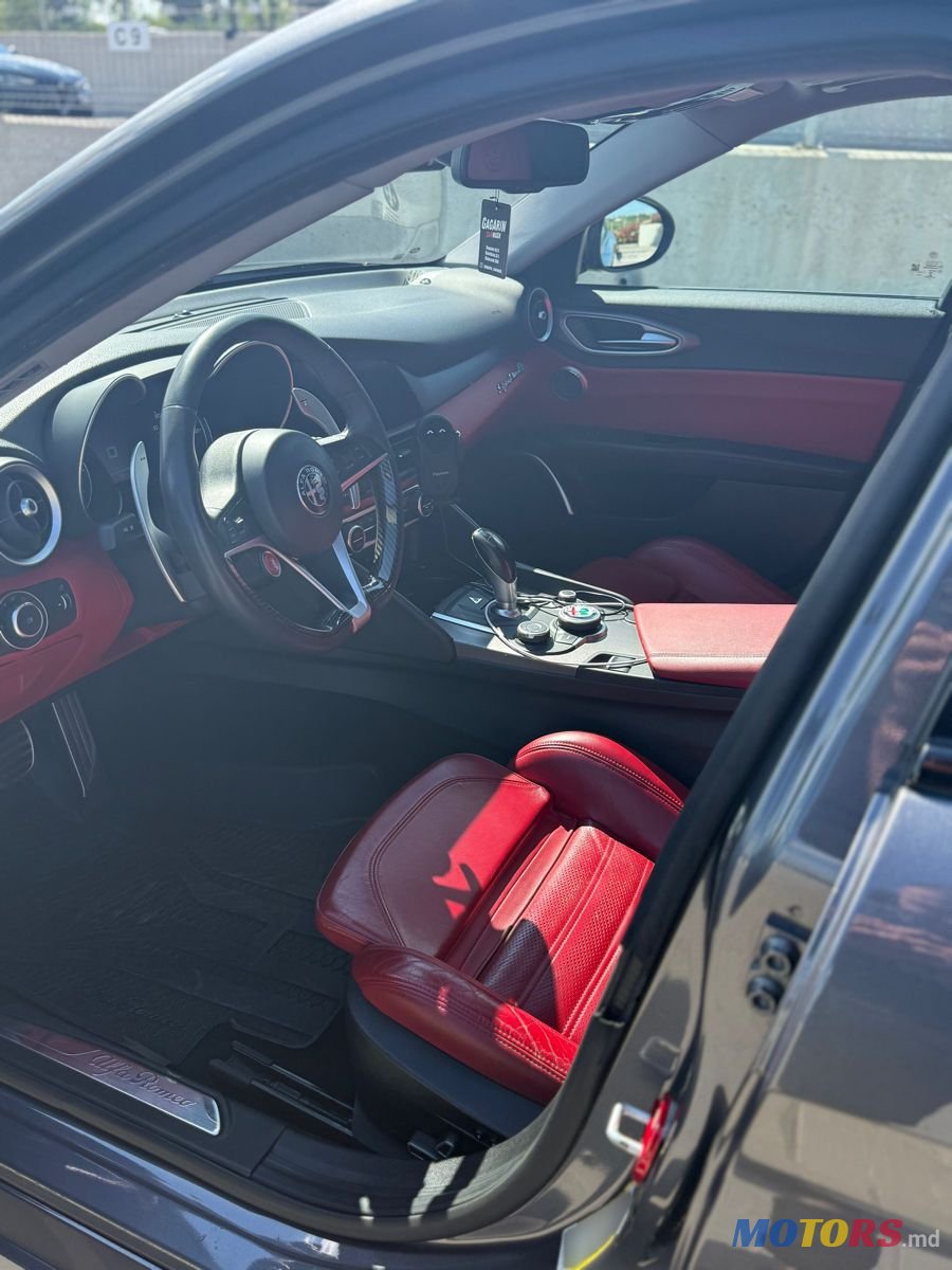 2017' Alfa Romeo Giulia photo #5