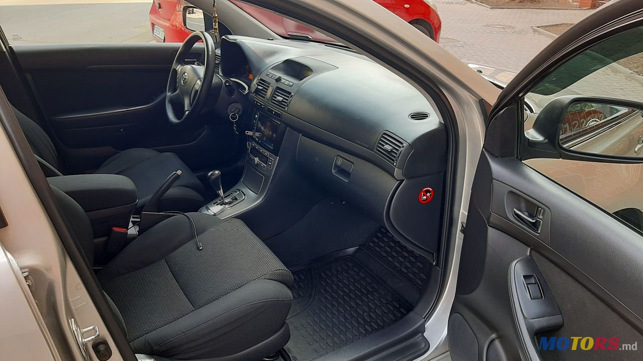 2005' Toyota Avensis photo #4