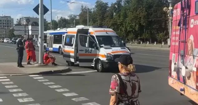 В центре Кишинева скорая помощь сбила пешехода: мужчину госпитализировали