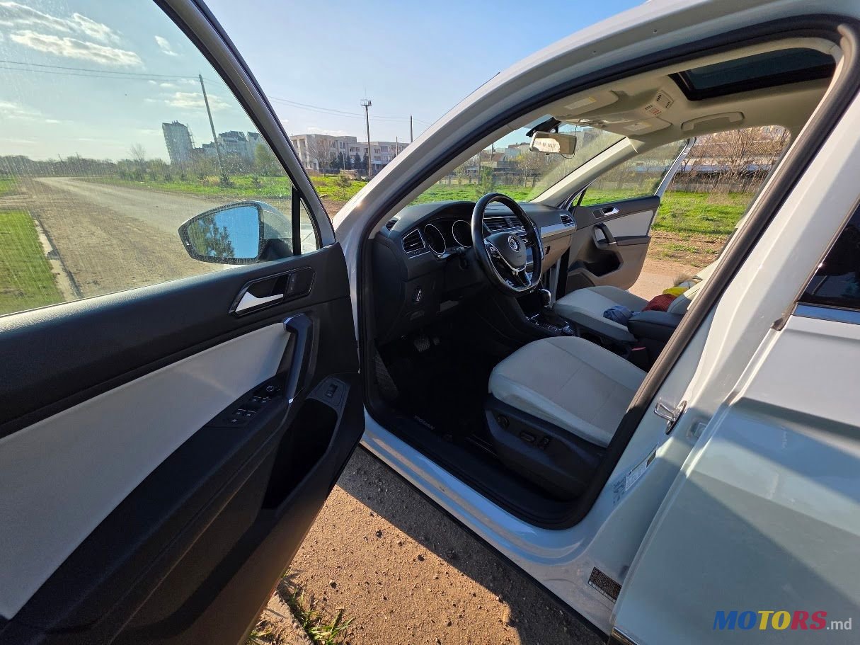 2017' Volkswagen Tiguan photo #6