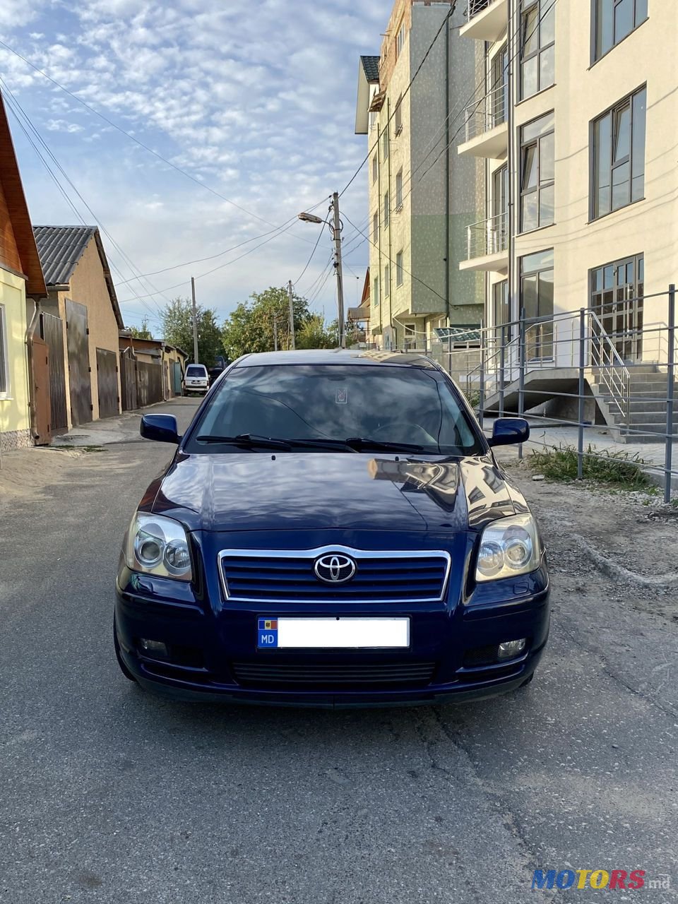 2004' Toyota Avensis photo #2