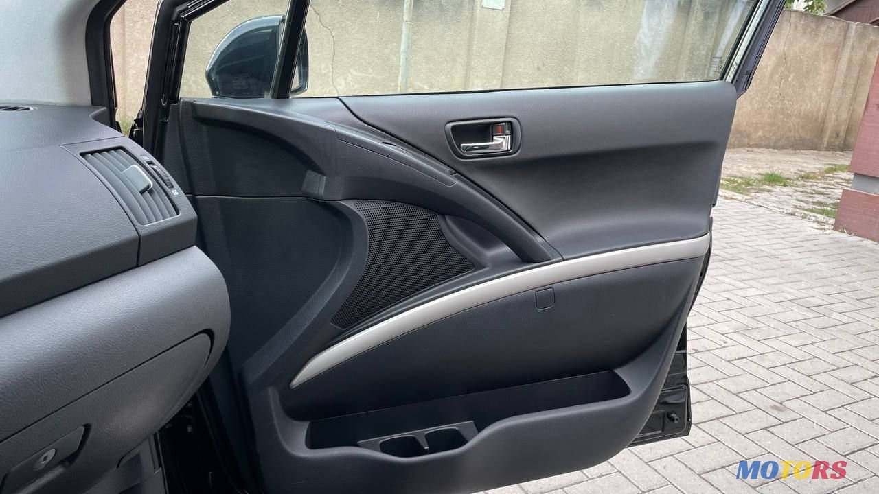 2006' Toyota Corolla Verso photo #3