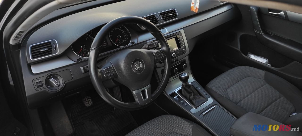 2011' Volkswagen Passat photo #5