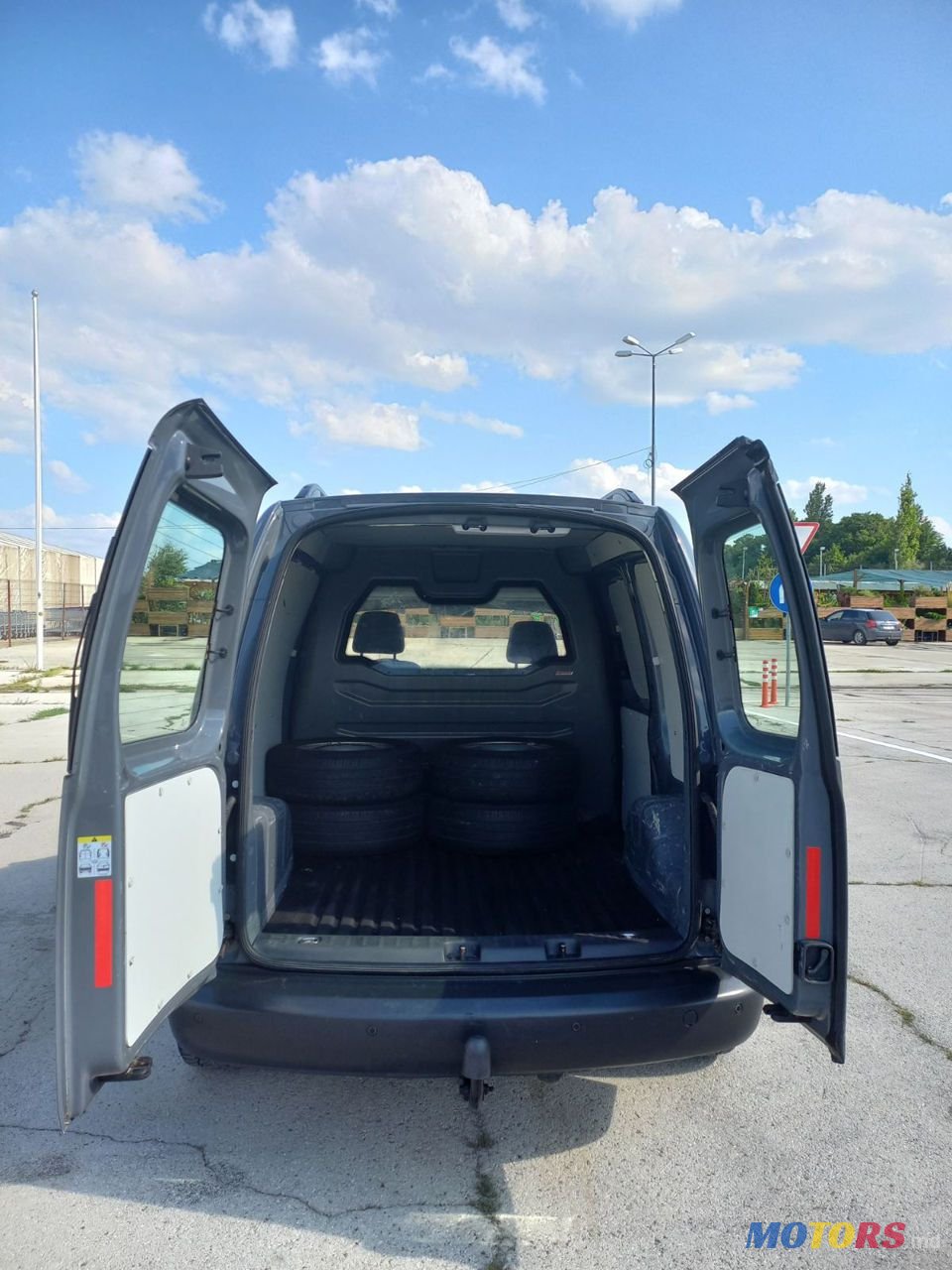 2015' Volkswagen Caddy photo #6